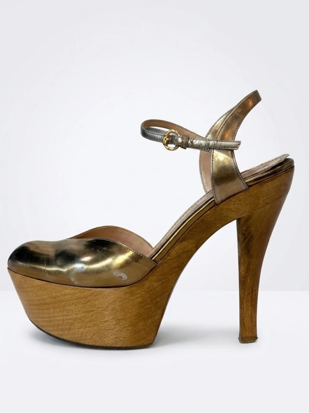 Gucci VTG Metallic Gold Platform Buckle Sandals, wooden heels, 6.5, some scuffs